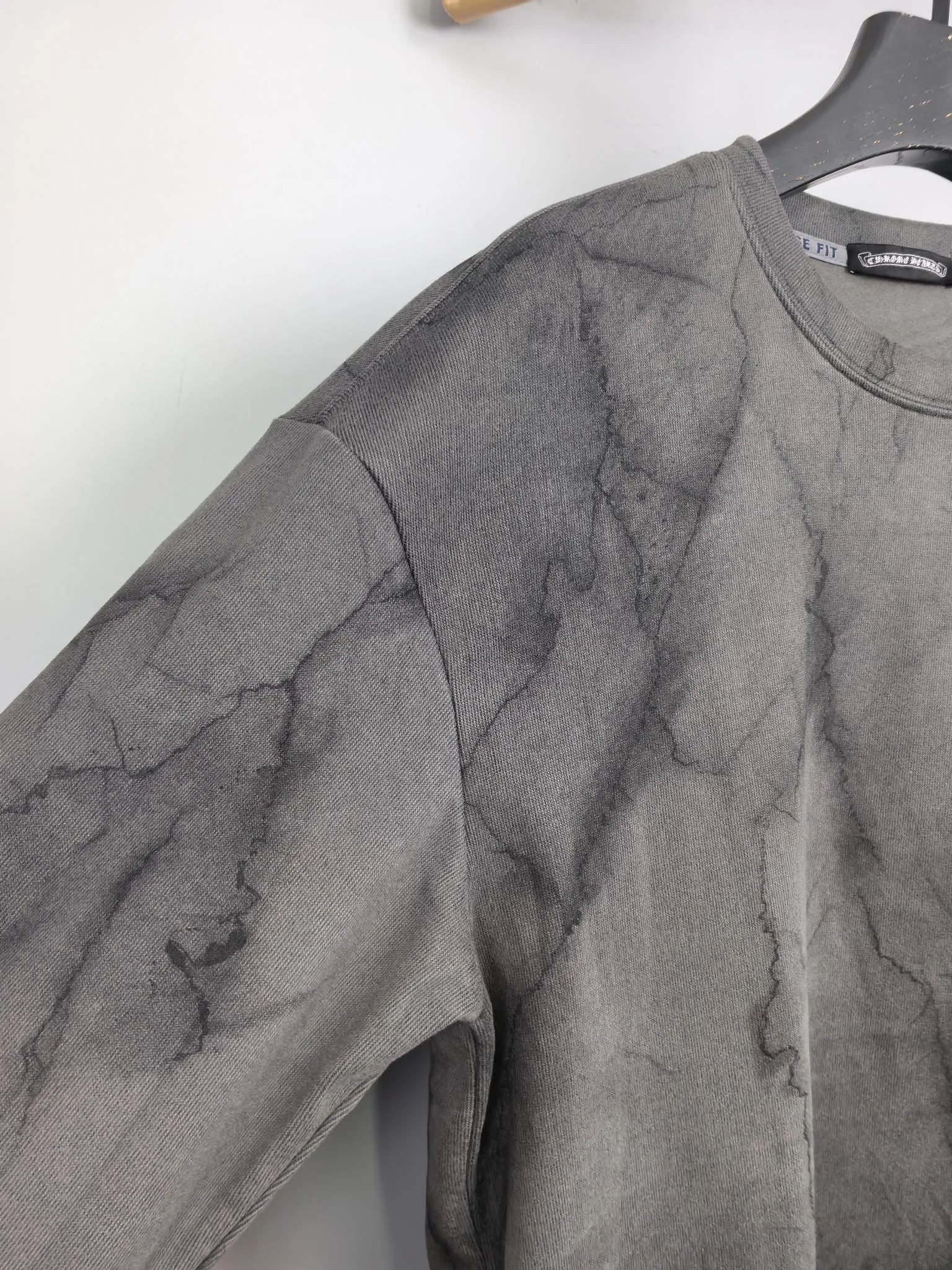 P420 Chrome Hearts 2025 Autumn and Winter New Design Sweatshirt Official website synchronized! This T-shirt combines minimalist design with exquisite details. The oversize trim is reminiscent of Tyrolean dress details, summoning modern new ideas, creating a different conceptual pattern, and injecting rich connotation into the traditional cotton T-shirt. The LOGO on the front graphic webbing is unique and makes the brand more distinguished. It highlights the style of a big brand, sets off the minimalist design style, and reveals the elegance at a glance! As a brand that pursues design and tailoring techniques, the materials used will never disappoint! The body of this shirt is made of Solona cotton blended 400g fabric, which is noble and exquisite. The cotton surface is full, soft and skin-friendly. In short, such a classic style is a must-have for autumn and winter! M-3XL